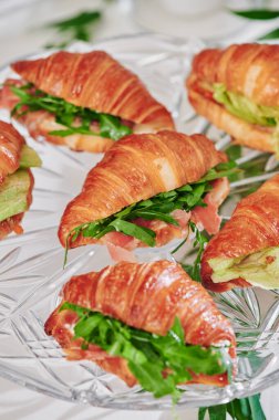 Kutlama masasında doldurulmuş mini kruvasanlar. Büfe, yemek servisi.