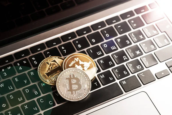 Bitcoin, Litecoin, Onda criptomoneda en el teclado, concepto de dinero virtual. En línea pagar dinero digital. Espacio para texto — Foto de Stock