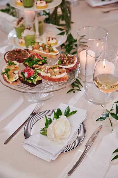 Surtido de bocadillos en una mesa festiva de Año Nuevo. Hermoso catering — Foto de Stock