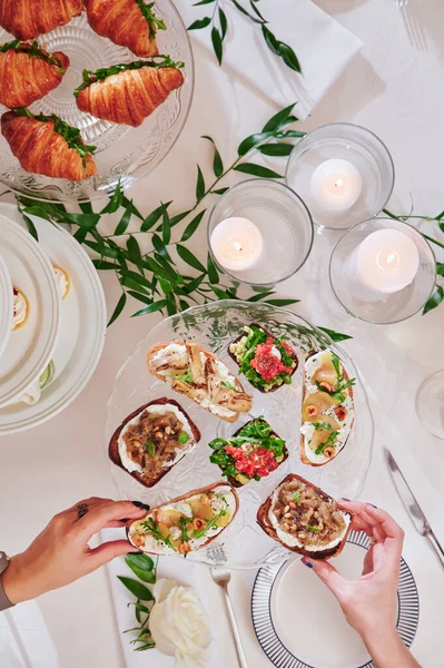 Lanches variados em uma mesa de Ano Novo festiva. Belo catering — Fotografia de Stock