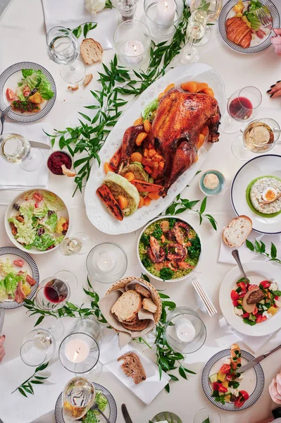 Bellissimo tavolo festivo con varietà di cibo e anatra al forno. Il giorno del Ringraziamento. Natale. Vista dall'alto — Foto Stock