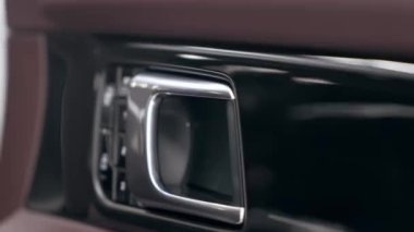 Otomatik temizleme. Modern deri kahverengi arabanın içi. araba kapısı parçaları