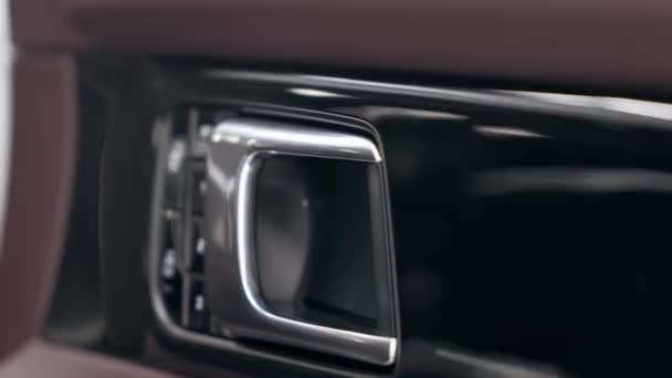 Detalle automático. Interior de cuero moderno coche marrón. piezas de la puerta del coche — Vídeo de stock