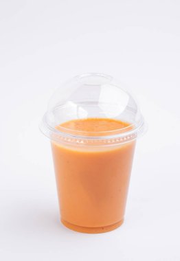 Şeffaf plastik bardakta portakal suyu. Götürün. Sağlıklı gıda konsepti.