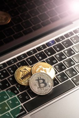 Bitcoin, Litecoin, klavyede dalgalı şifreleme, sanal para konsepti. Çevrimiçi dijital para öde. Metin için boşluk