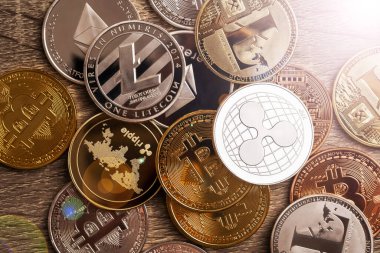 Çeşitli kripto para birimleri arasında dalgalanan şifreli paralar. Üst görünüm.