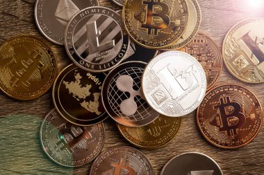 Çeşitli kripto para birimleri arasında Litecoin kripto para birimi. Üst görünüm.