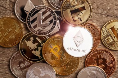 Çeşitli kripto para birimleri arasında Ethereum kripto para birimi. Üst görünüm.