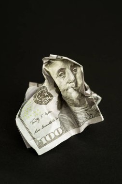 Bozuk para, siyah arka planda izole edilmiş. Kripto para biriminin dolar üzerindeki zaferi..