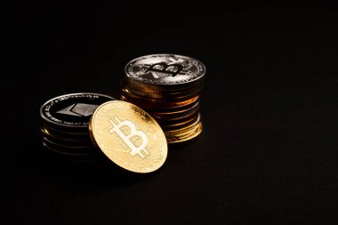 Güzel bitcoin ve siyah arkaplandaki kripto para yığını. Seçkin para. Çevrimiçi para