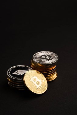 Güzel bitcoin ve siyah arkaplandaki kripto para yığını. Seçkin para. Çevrimiçi para