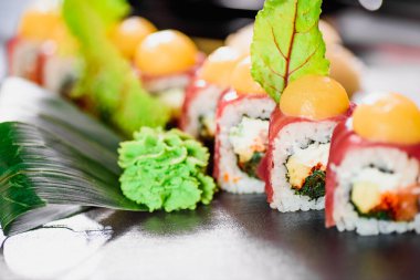 Lezzetli suşi maki ve nigiri rulo ton balıklı..