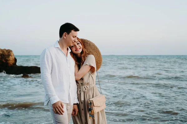 Portret van gelukkig jong Europees echtpaar loopt langs het strand. Happy life stijl — Stockfoto