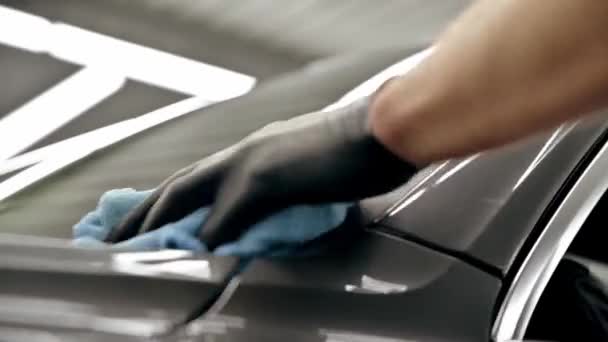 Detalle automático. Pulido coche negro con tampón de la máquina para pulir el coche en el garaje. De cerca. — Vídeos de Stock