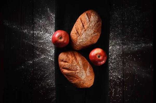 Asortyment pieczonego chleba z żyta i mąki pszennej na czarnym tle. Widok góry. Miejsce na tekst — Zdjęcie stockowe