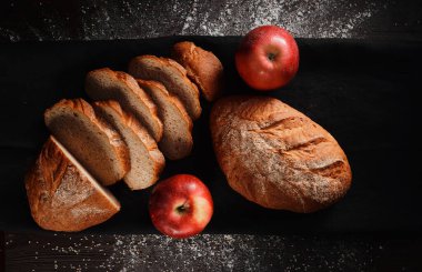 Çavdar ekmeği ve siyah zemin üzerinde buğday unu karışımı. Üst Manzara. Metin için boşluk