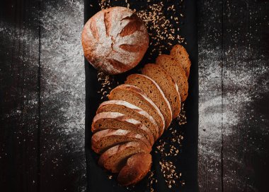 Çavdar ekmeği ve siyah zemin üzerinde buğday unu karışımı. Üst Manzara. Metin için boşluk