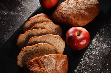 Çavdar ekmeği ve siyah zemin üzerinde buğday unu karışımı. Üst Manzara. Metin için boşluk