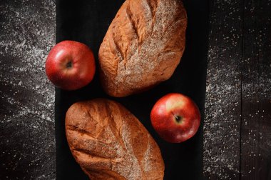 Çavdar ekmeği ve siyah zemin üzerinde buğday unu karışımı. Üst Manzara. Metin için boşluk