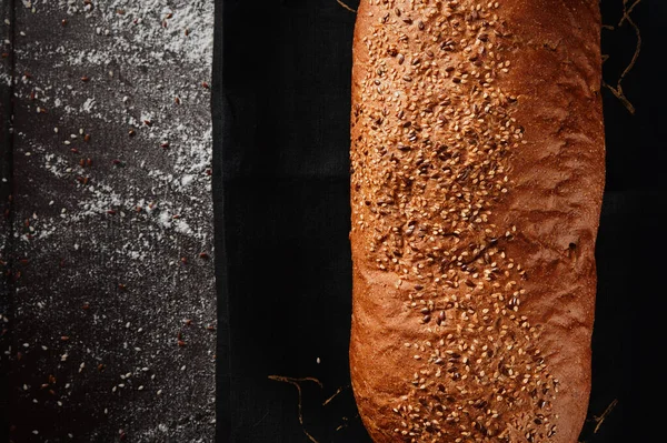Συλλογή ψημένου ψωμιού από σίκαλη και σιτάλευρο σε μαύρο φόντο. Στο πάνω μέρος. Χώρος για κείμενο — Φωτογραφία Αρχείου