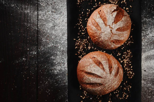 Assortiment de pain cuit à partir de seigle et de farine de blé sur fond noir. Vue de dessus. Espace pour le texte — Photo