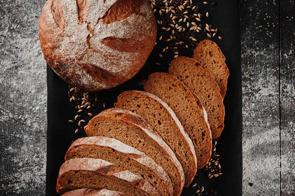 Συλλογή ψημένου ψωμιού από σίκαλη και σιτάλευρο σε μαύρο φόντο. Στο πάνω μέρος. Χώρος για κείμενο — Φωτογραφία Αρχείου