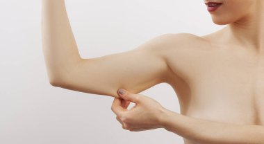 Ellerinde deri var. Genç bir kadının elleri. Kadın ellerinde sarkık derinin önlenmesi. 