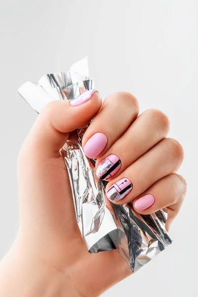 Vrouw met folie voor manicure. Gemanicuurde nagels en zachte handen huid brede banner. Schoonheidsbehandeling. Mooie nagels manicure — Stockfoto