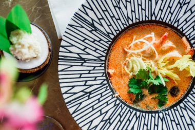 Tayland mutfağı. Tom güzel bir tabakta karidesli tatlı patates çorbası. Restoranda çorba servisi.