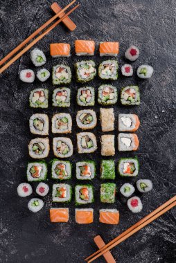 Suşi seti siyah arka planda izole edildi. Menü ve site için fotoğraf. Üst görünüm