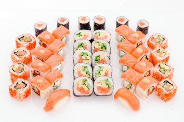 Suşi seti beyaz arka planda izole edildi. Menü ve site için fotoğraf