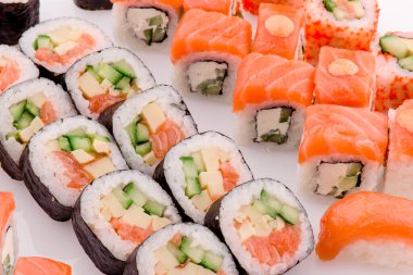 Suşi seti beyaz arka planda izole edildi. Menü ve site için fotoğraf