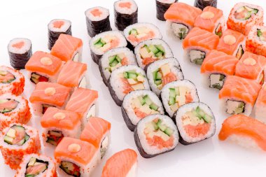 Suşi seti beyaz arka planda izole edildi. Menü ve site için fotoğraf