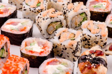 Suşi seti beyaz arka planda izole edildi. Menü ve site için fotoğraf