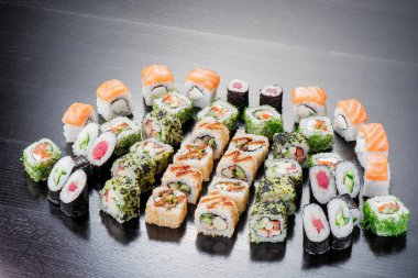 Suşi seti siyah arka planda izole edildi. Menü ve site için fotoğraf. Üst görünüm