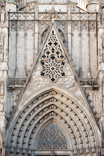 Edificio Sagrada Familia exterior en el caluroso día de verano en Barcelona España — Foto de Stock
