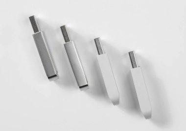 Taşınabilir USB bellek beyaz arkaplanda izole edildi. Model. 