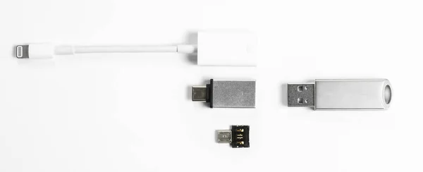 Unidade flash USB portátil com adaptadores isolados em fundo branco. Mockup. — Fotografia de Stock