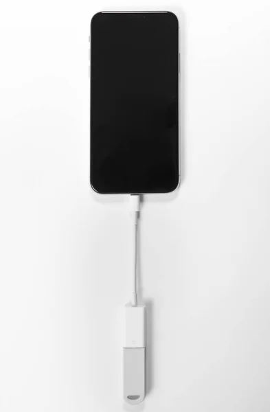 Draagbare USB-stick aangesloten op mobiele telefoon geïsoleerd op witte achtergrond. Mockup. — Stockfoto