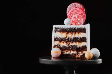 Beyaz kremalı çikolatalı pasta. Süslü çocukların doğum günü pastası. 