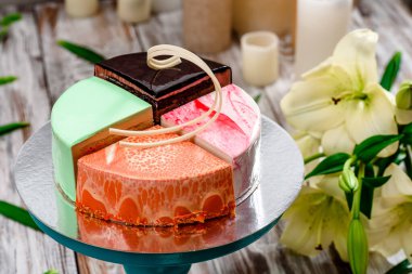 Dört farklı pasta yaptım. Bir kutuda 4 çeşit pasta. Tatmak için tatlı ya da beyaz ahşap arka planda tatil için