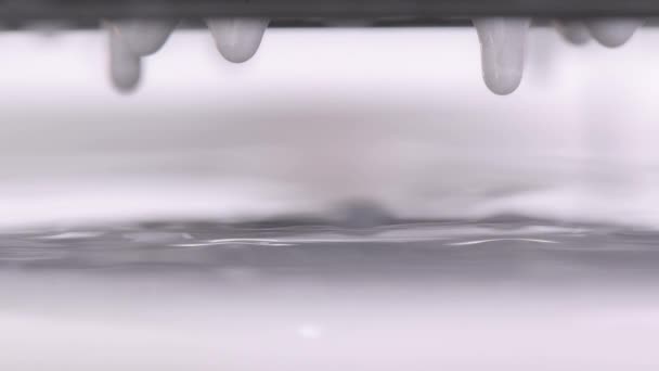 Gelo cinzento que flui para baixo do close-up bolo — Vídeo de Stock