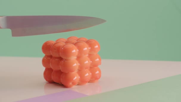 Konditor schneidet Orangenmousse Mini-Kuchen auf farbigem grünem Hintergrund. Kuchenfüllung — Stockvideo