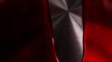 Kırmızı şurup güveci dolduruyor. Tatlı yapma süreci