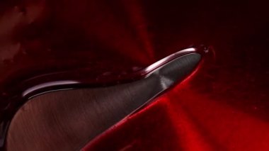 Kırmızı şurup güveci dolduruyor. Tatlı yapma süreci