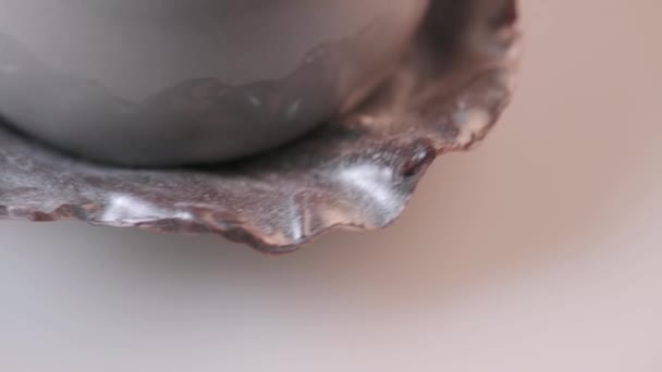 Dessert in Form einer Perle mit grauer Glasur auf weißem Hintergrund. Nahaufnahme — Stockvideo