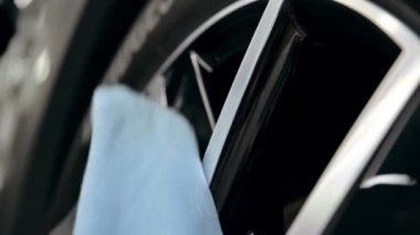 Otomatik temizleme. Kuaförde araba cilası. Yakın plan.