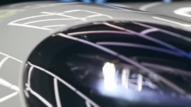 Otomatik temizleme. Beyaz araba üzerinde mavi ışık bulunan birinci sınıf araba farları. Spor araba.