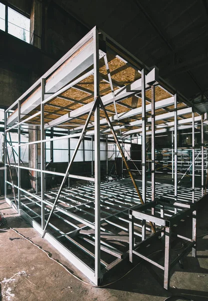 Saldatura e produzione dei telai in acciaio per costruzioni metalliche. — Foto Stock