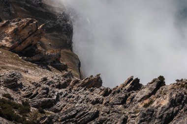 Bulutlarla çevrili güzel karlı kayalık dağlar. Cep telefonu ekran koruyucu
